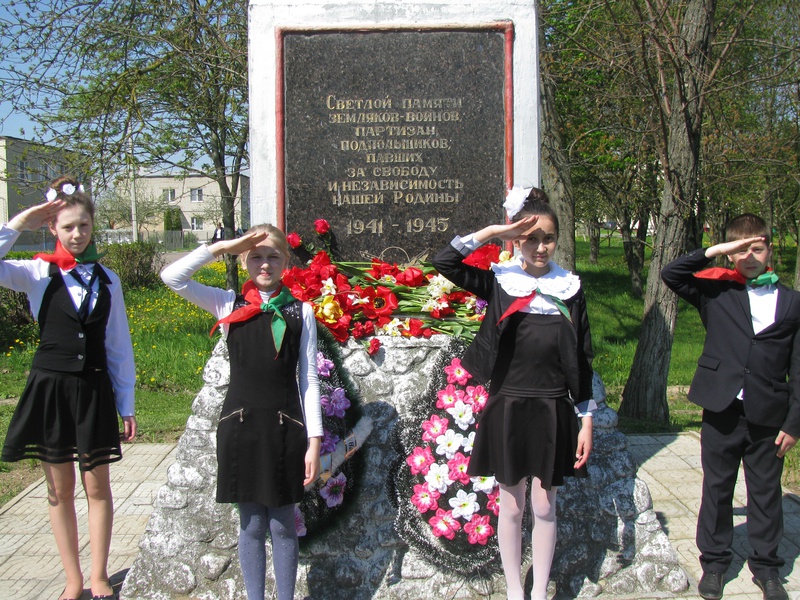 Обелиск героям-зелякам, погибшим в годы Великой Отечественной войны  (аг. Петковичи)